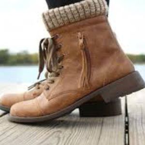 Tan lace combat boot